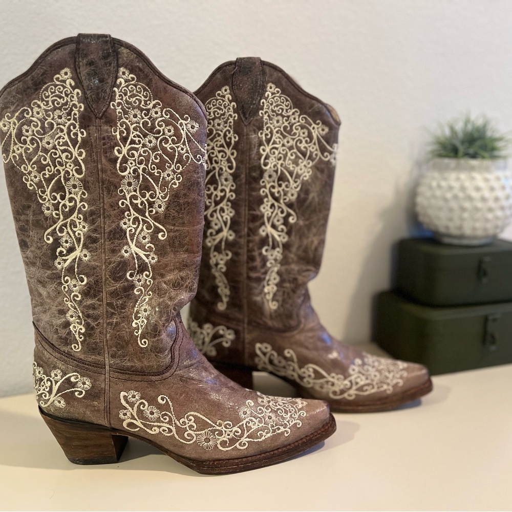 Corral Boots in vintage brown